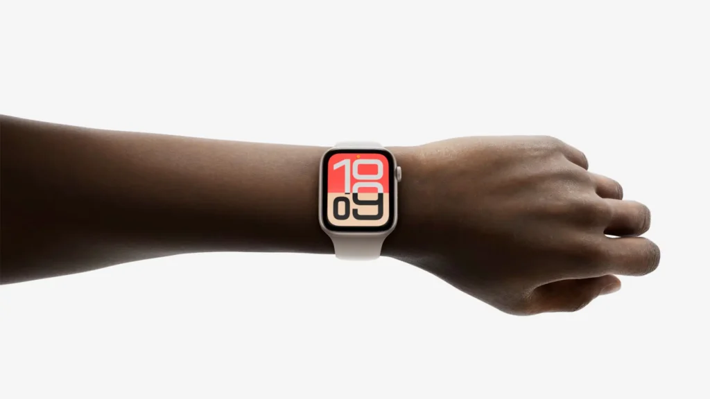 Apple Watch SE 3 wrist flick 250909.jpg.large 2x - فروشگاه اینترنتی دایزیما ساعت هوشمند اپل مدل Apple Watch SE 3 44mm